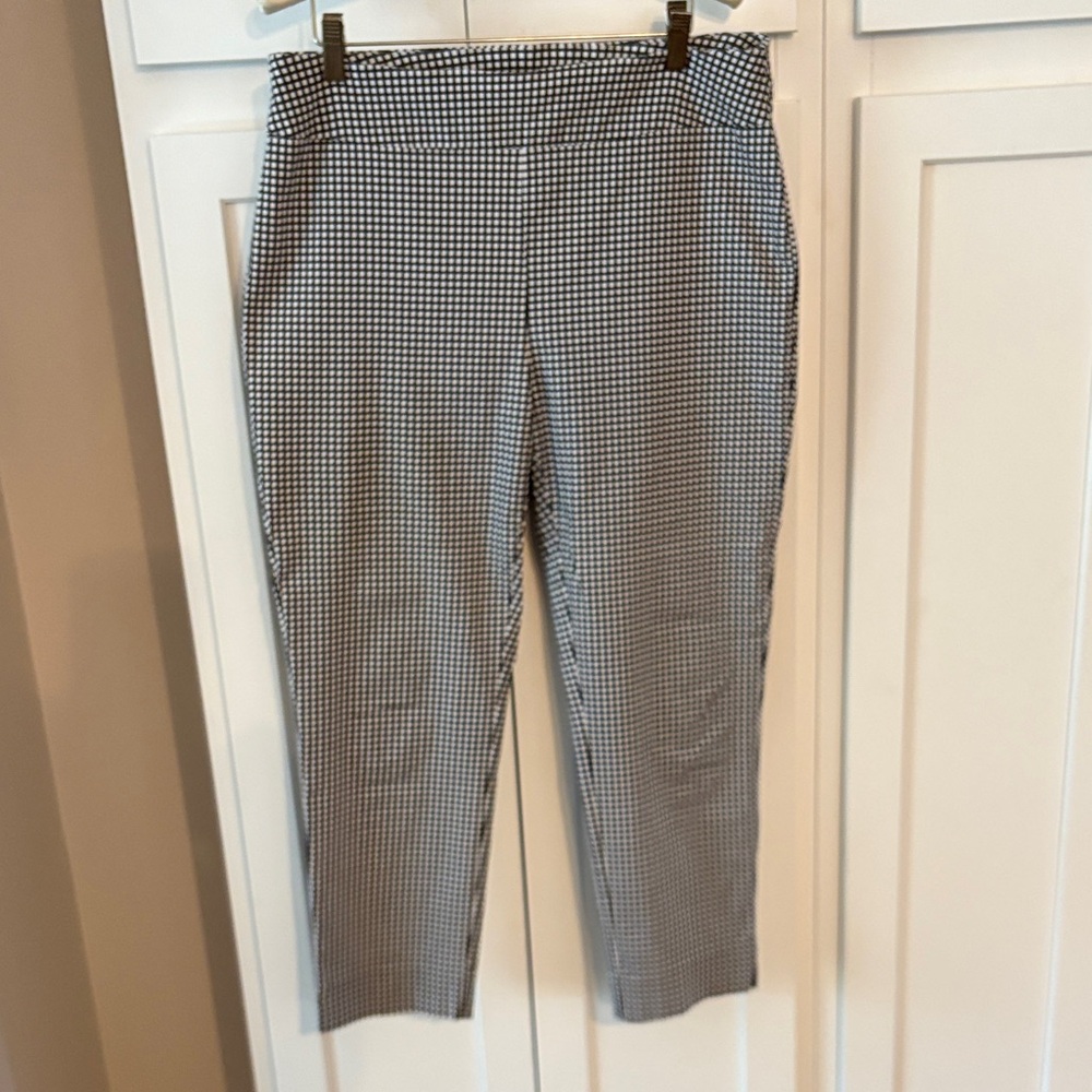 Chico's Black and White Patterned ankle pants. Size 2, EUC
